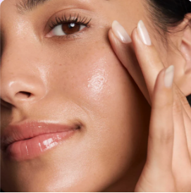 Avis positif d'une cliente sur l'efficacité de l'huile anti-poils naturelle Cypaura au Cyperus Rotundus