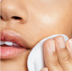 Témoignage d'une cliente satisfaite montrant la réduction de la pilosité du visage après utilisation de l'huile anti-poils Cypaura