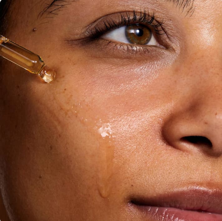 Capture d'écran d'un témoignage vidéo montrant une cliente satisfaite des résultats de l'huile anti-poils Cypaura Image