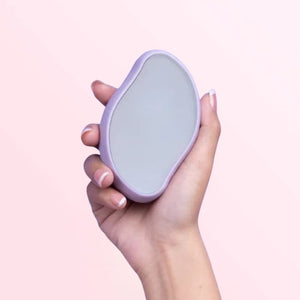 Gomme exfoliante capillaire Cypaura en crystal sur fond rose dégradé