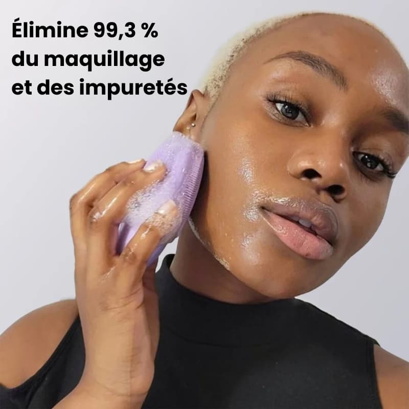Nettoyage visage en action avec brosse PureGlow et mousse nettoyante