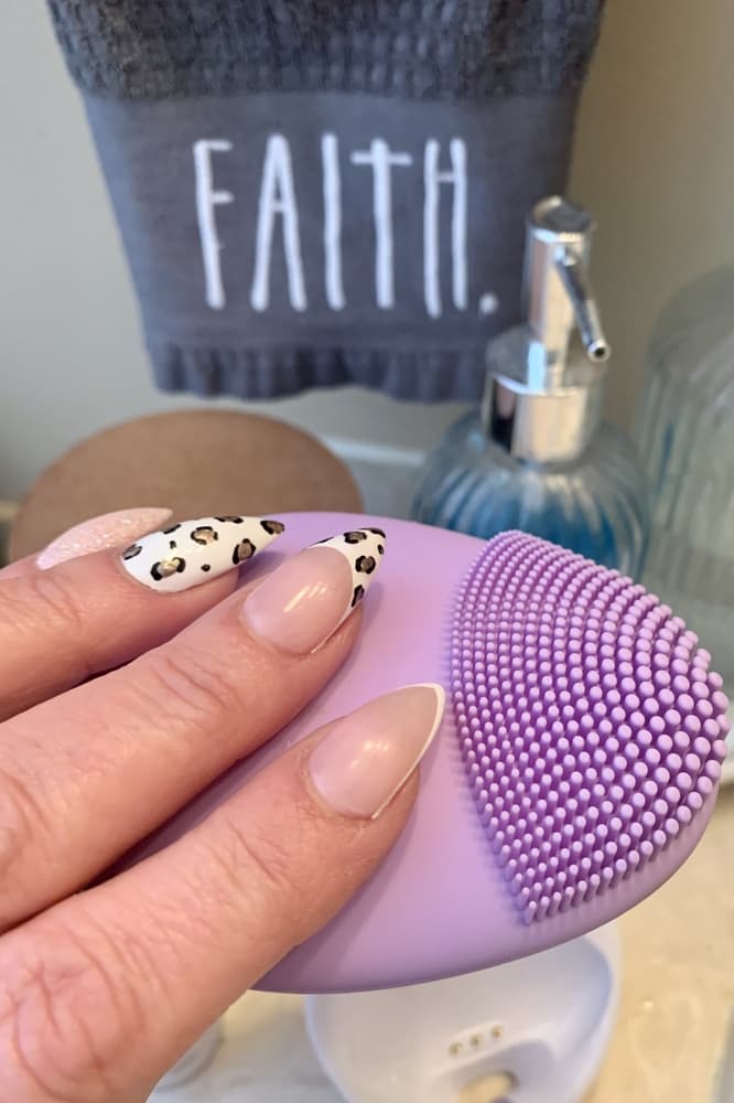 Avis démaquillage - Brosse PureGlow élimine maquillage et impuretés efficacement