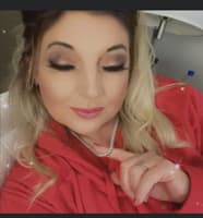 Témoignage authentique PureGlow - Utilisatrice brosse nettoyante sonique rouge