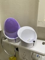 vis peau sensible - Femme utilisant brosse PureGlow douce et efficace