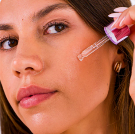 Témoignage d'une cliente satisfaite montrant la réduction de la pilosité du visage après utilisation de l'huile anti-poils Cypaura